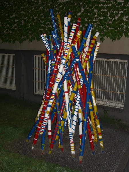 Stift-Skulptur vor der Zentralbibliothek Hamm