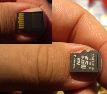 MicroSD Speicherkarte auf Daumen