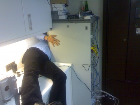 PaHo hinter dem Schrank